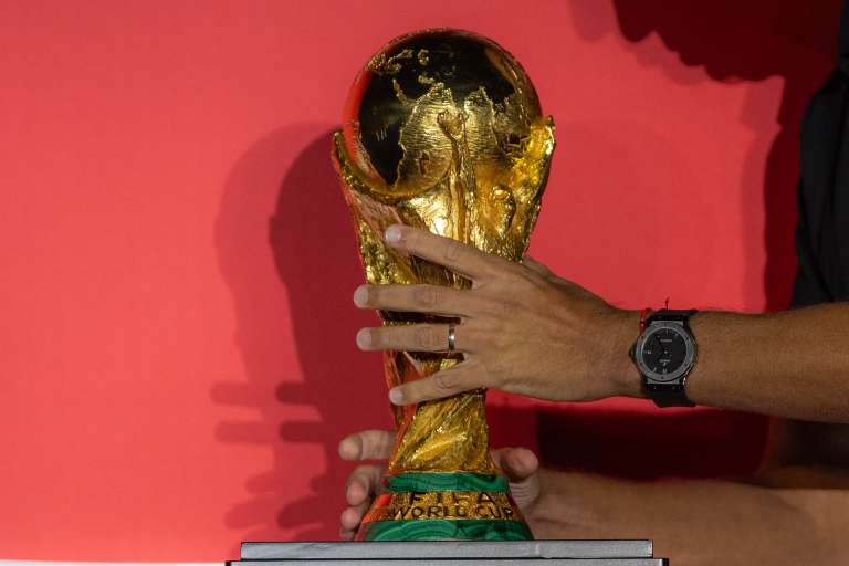 David Trezeguet, campeón del mundo con Francia en 1998, con el trofeo de la Copa Mundial de la FIFA entre las manos durante el tour en Bogotá, Colombia, este 15 de febrero de 2026.