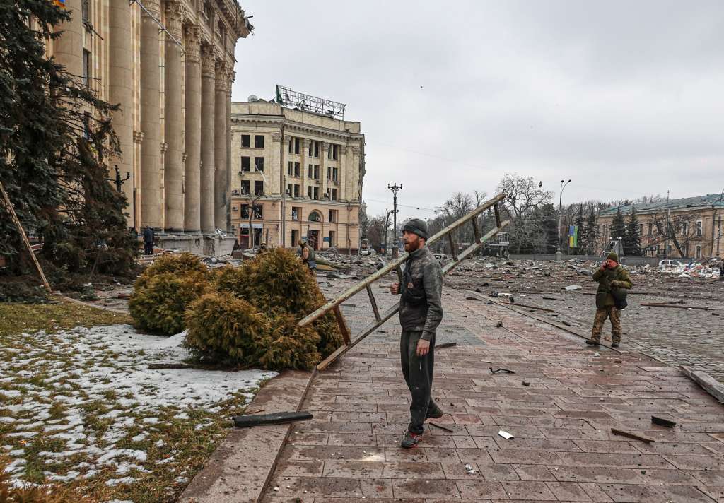Kharkiv (Ukraine), 01/03/2022.- People walk around a square in the aftermath of a Russian shelling in downtown Kharkiv, Ukraine, 01 March 2022. Russian troops entered Ukraine on 24 February prompting the country's president to declare martial law and triggering a series of announcements by Western countries to impose severe economic sanctions on Russia. (Rusia, Ucrania) EFE/EPA/SERGEY DOLZHENKO