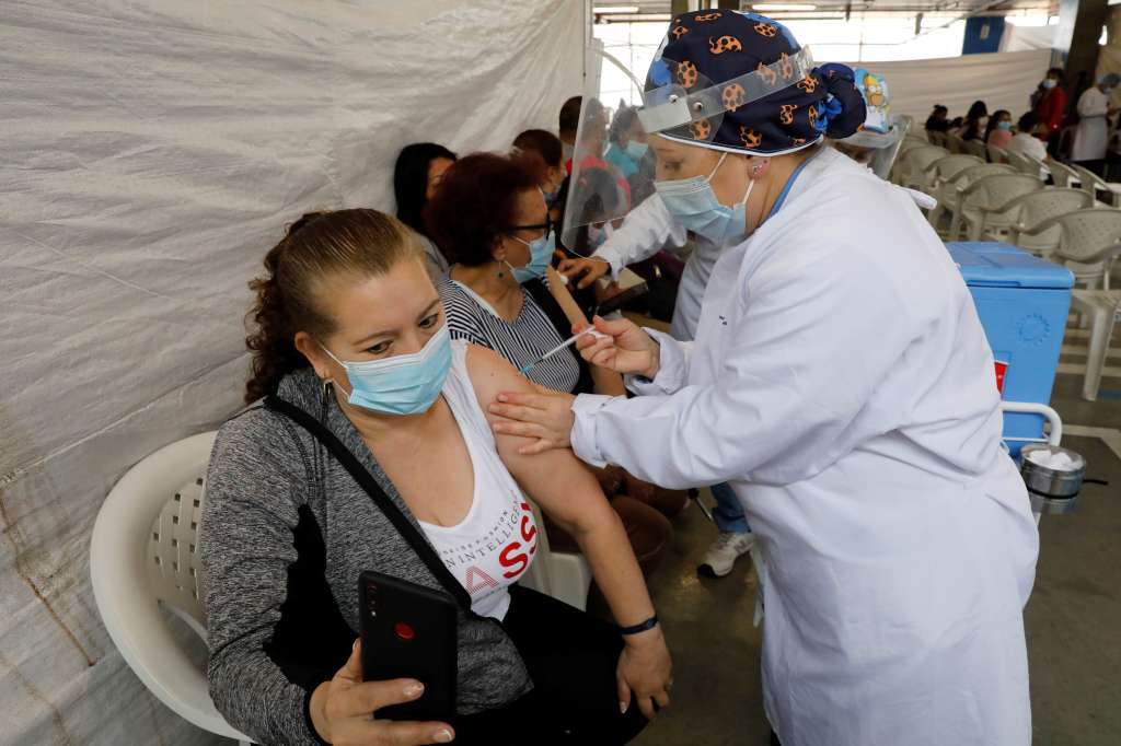 AME6413. BOGOTÁ (COLOMBIA), 17/02/2022.- Una enfermera aplica una dosis de la vacuna contra la covid-19, el 16 de febrero de 2022 en Bogotá (Colombia). La campaña de vacunación contra la covid-19 en Colombia, que comenzó lentamente y después que en la mayoría de países latinoamericanos, superó en un año los obstáculos burocráticos y geográficos para reducir sustancialmente las muertes y hospitalizaciones por coronavirus. EFE/Carlos Ortega