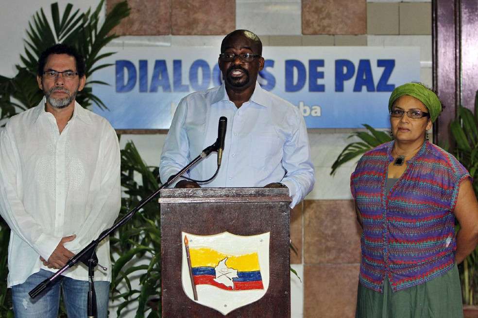 Ubaldo Zúñiga, conocido en la guerra como“Pablo Atrato”, (centro) fue el comandante guerrillero del frente 57 de las Farc y hoy es el presidente de Ecomún.