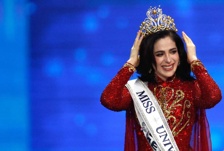 Miss Universo Fátima Bosch abandona entrevista. Aseguran que mintió y “se fue en Uber”