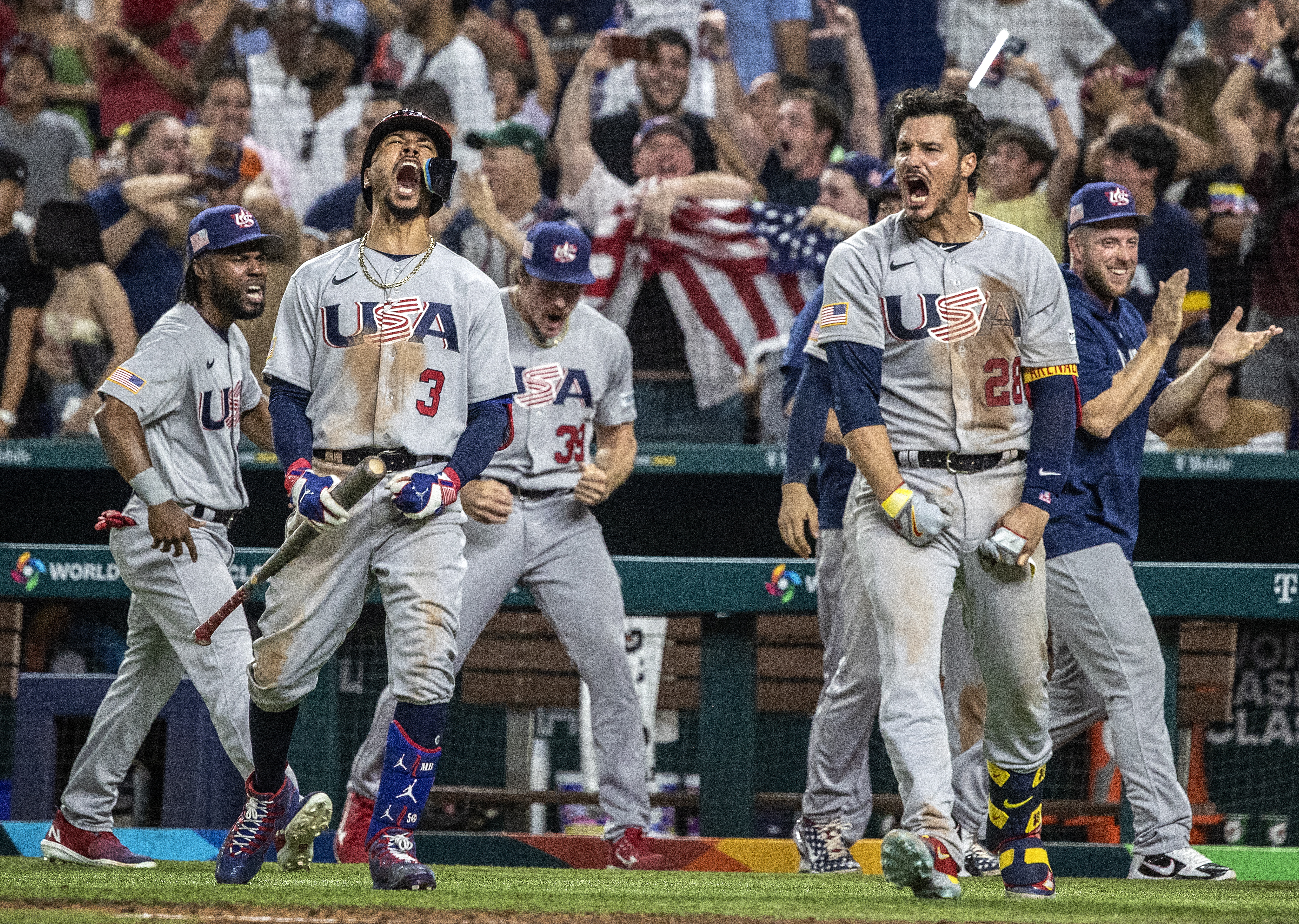 Miami (United States), 18/03/2023.- Mookie Betts (L) and Nolan Arenado of the US celebrate with teammates during the 2023 World Baseball Classic quarterfinal game between USA and Venezuela at loanDepot park baseball stadium in Miami, Florida, USA, 18 March 2023. (Estados Unidos) EFE/EPA/CRISTOBAL HERRERA-ULASHKEVICH