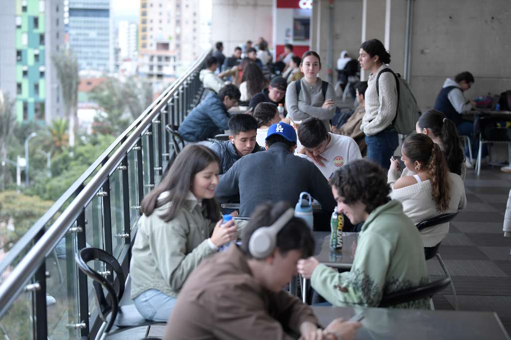 Estudiantes en el campus universitario.