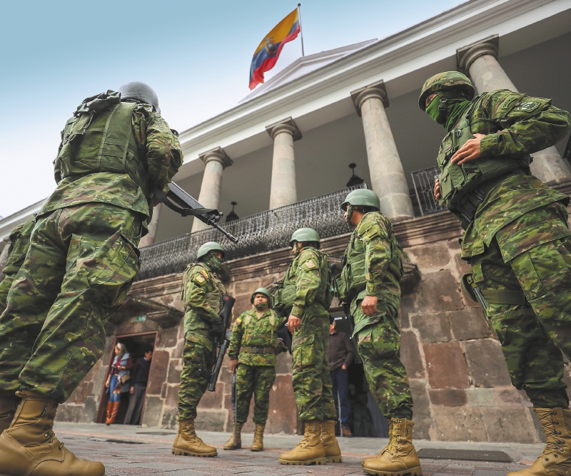 Soldados ecuatorianos patrullan en los alrededores del Palacio de Carondelet en Quito (Ecuador).