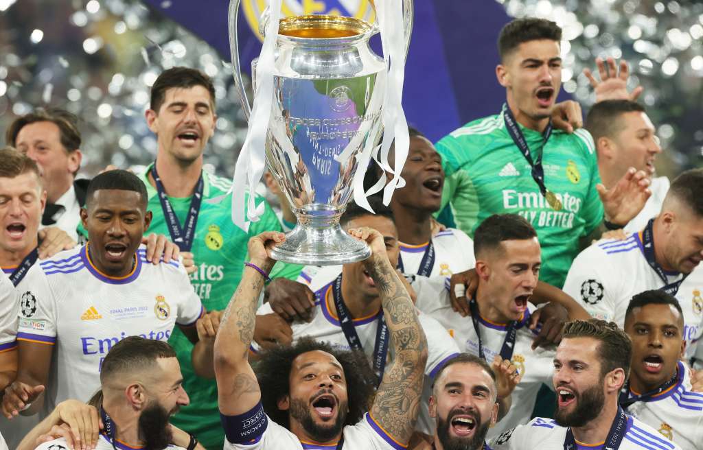 Saint-denis (France), 28/05/2022.- Marcelo of Real Madrid lifts the trophy after the team won the UEFA Champions League final between Liverpool FC and Real Madrid at Stade de France in Saint-Denis, near Paris, France, 28 May 2022. (Liga de Campeones, Francia) EFE/EPA/FRIEDEMANN VOGEL
