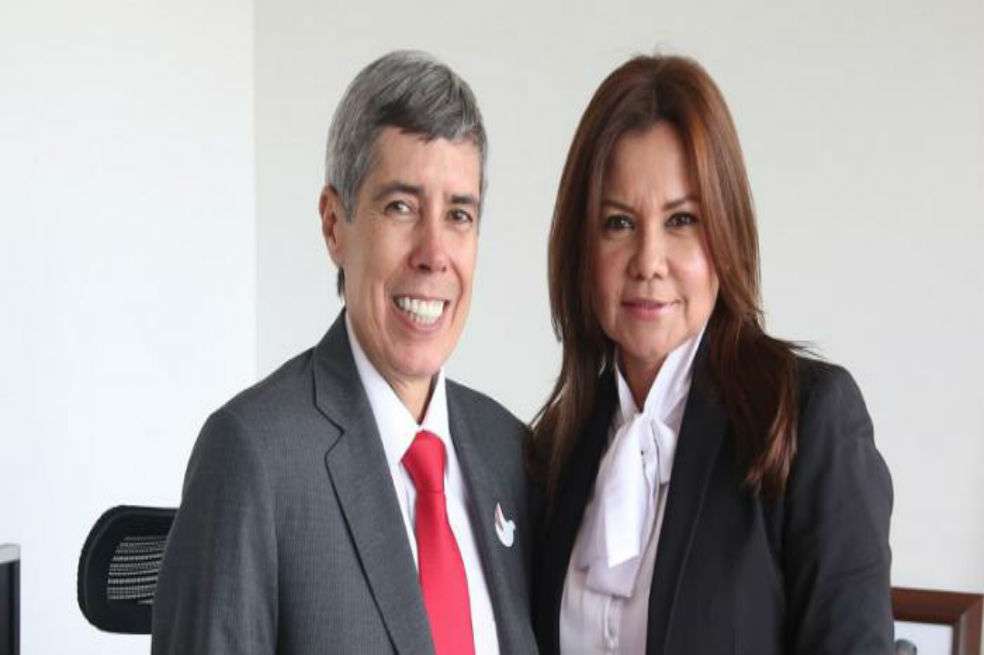 Fabiola Perdomo, junto al exdirector de la Unida de Víctimas, Alan Jara, el día de su posesión.  / Unidad de Víctimas
