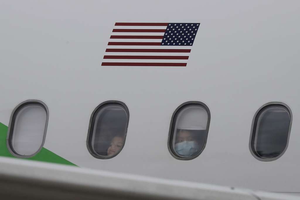AME1742. SAN JOSÉ (COSTA RICA), 20/02/2025.- Migrantes provenientes de Estados Unidos observan por la ventana de un avión este jueves, a su llegada al Aeropuerto Internacional Juan Santamaría en San José (Costa Rica). Las autoridades de Costa Rica recibieron a 135 migrantes, entre ellos 65 niños, que fueron expulsados de Estados Unidos y que utilizarán al país centroamericano como puente para retornar a sus respectivos países. EFE/ Jeffrey Arguedas
