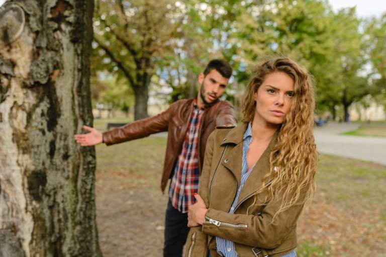 Libra:
Los Libra siempre buscan el equilibrio y evitan caer en conflictos que los perjudiquen a ellos o a los demás. Sin embargo, recordemos que astrológicamente no se posee únicamente signo, cada persona es la combinación de varios. Por esto, cuando una persona es Libra y tiene ascendente en Géminis puede ser chismosa.
Esta característica hace que los Libra sean propensos a inmiscuirse en asuntos delicados para los demás. Sin notarlo, pueden revelar información que pone en jaque a sus amigos, familiares o personas cercanas. Por tanto, suelen ser leídas como personas traicioneras.