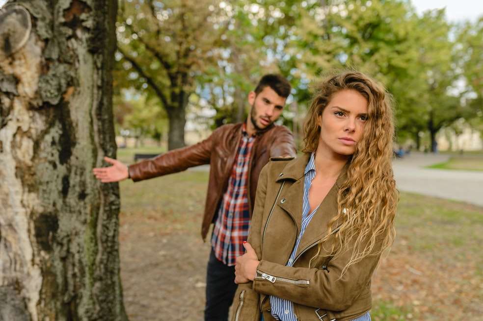 Libra:
Los Libra siempre buscan el equilibrio y evitan caer en conflictos que los perjudiquen a ellos o a los demás. Sin embargo, recordemos que astrológicamente no se posee únicamente signo, cada persona es la combinación de varios. Por esto, cuando una persona es Libra y tiene ascendente en Géminis puede ser chismosa.
Esta característica hace que los Libra sean propensos a inmiscuirse en asuntos delicados para los demás. Sin notarlo, pueden revelar información que pone en jaque a sus amigos, familiares o personas cercanas. Por tanto, suelen ser leídas como personas traicioneras.