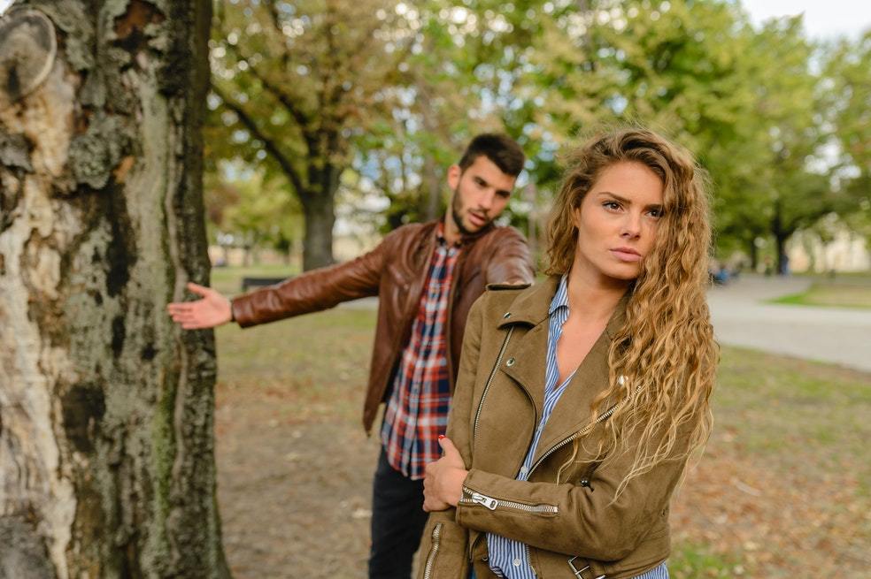 Libra:
Los Libra siempre buscan el equilibrio y evitan caer en conflictos que los perjudiquen a ellos o a los demás. Sin embargo, recordemos que astrológicamente no se posee únicamente signo, cada persona es la combinación de varios. Por esto, cuando una persona es Libra y tiene ascendente en Géminis puede ser chismosa.
Esta característica hace que los Libra sean propensos a inmiscuirse en asuntos delicados para los demás. Sin notarlo, pueden revelar información que pone en jaque a sus amigos, familiares o personas cercanas. Por tanto, suelen ser leídas como personas traicioneras.