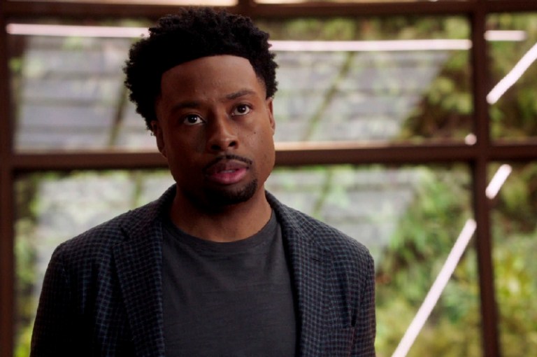 Justin Hires: la dosis de humor en “MacGyver”