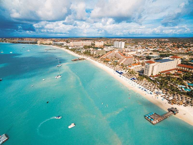 Aruba está ubicada fuera de la zona de huracanes y su clima es soleado todo el año.