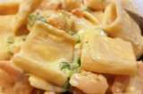 Receta para preparar mac and cheese con langostinos y espárragos