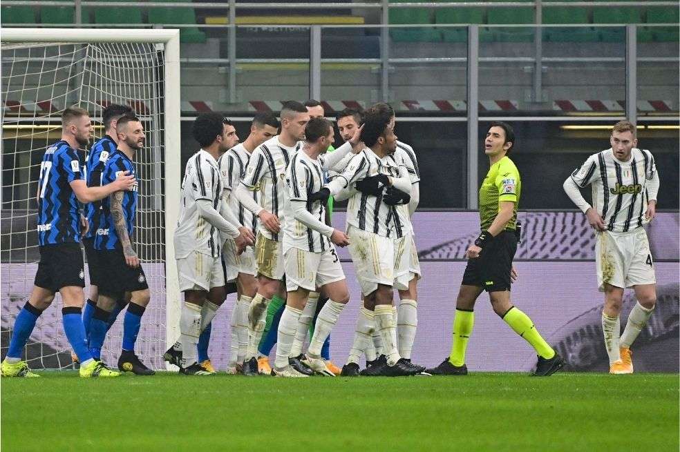 Juan Guillermo Cuadrado en el parido de ida de las semifinales de la Copa Italia.