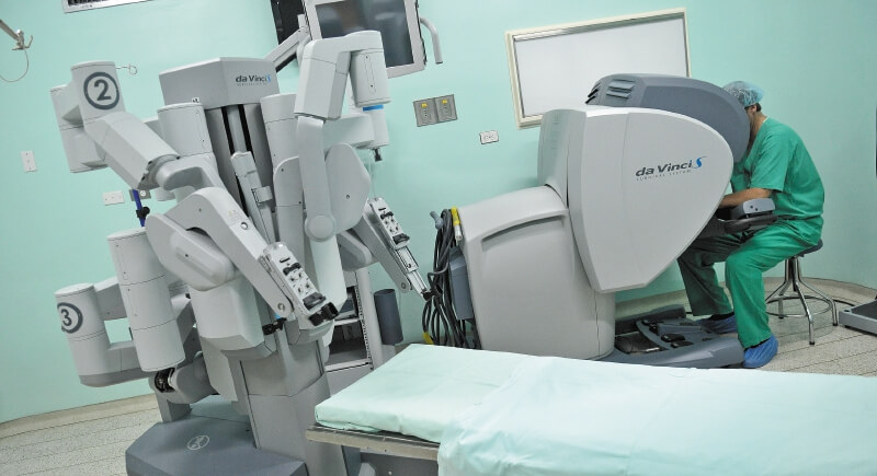 Los robots para cirugía son operados desde una unidad computarizada por médicos. / Archivo