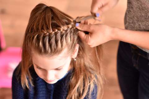 5 peinados con trenzas y pelo suelto que debes aprender a hacer