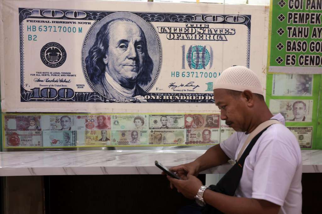 JAKARTA (Indonesia), 09/04/2025.- A customer waits for his turn to change money at a money changer in Jakarta, Indonesia, 09 April 2025. The rupiah exchange rate against the US dollar weakened following the start of the reciprocal tariffs starting today by the US government on imported goods from Indonesia by 32 percent. EFE/EPA/ADI WEDA