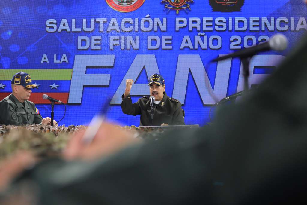AME6631. CARACAS (VENEZUELA), 28/12/2023.- Fotografía cedida por Prensa de Miraflores donde se observa al presidente de Venezuela, Nicolás Maduro, durante un acto hoy, en Caracas (Venezuela). El presidente de Venezuela, Nicolás Maduro, ordenó este jueves una acción defensiva en el océano Atlántico en respuesta a la llegada de un buque de guerra británico a las costas de Guyana, lo que ha disparado nuevamente la tensión entre los países suramericanos que mantienen una disputa territorial. EFE/ Prensa Miraflores / SOLO USO EDITORIAL/ SOLO DISPONIBLE PARA ILUSTRAR LA NOTICIA QUE ACOMPAÑA (CRÉDITO OBLIGATORIO)