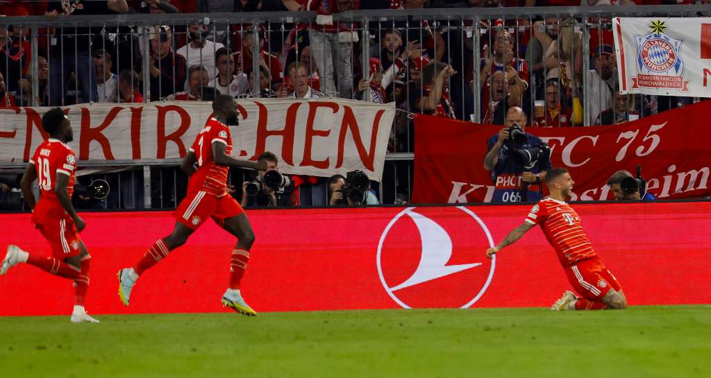 Munich (Germany), 13/09/2022.- Lucas Hernandez (R) of Bayern celebrates scoring the opening goal in the UEFA Champions League group C soccer match between Bayern Munich and FC Barcelona in Munich, Germany, 13 September 2022. (Liga de Campeones, Alemania) EFE/EPA/RONALD WITTEK