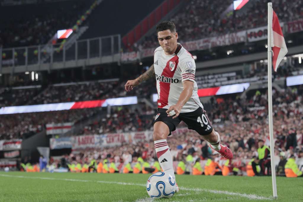 AME3876. BUENOS AIRES (ARGENTINA), 15/04/2026.- Juan Fernando Quintero de River Plate patea el balón este miércoles, durante un partido de la fase de grupos de la Copa Sudamericana entre River Plate y Carabobo en el estadio Monumental en Buenos Aires (Argentina). EFE/ Adan González