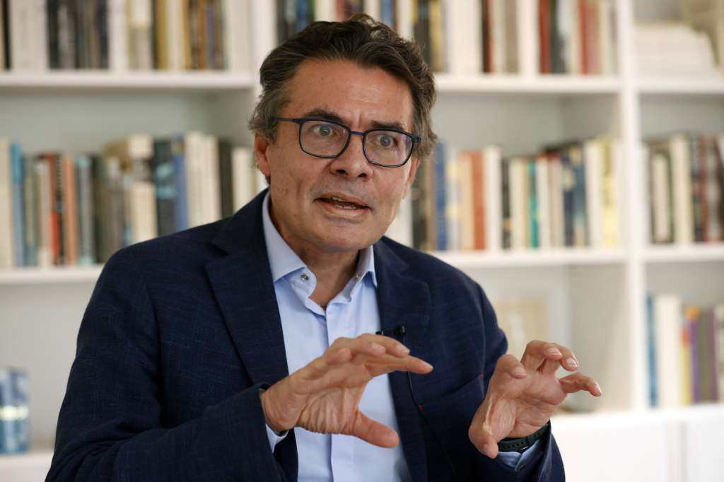 AME7323. BOGOTÁ (COLOMBIA), 02/08/2023.- El ex ministro Alejandro Gaviria habla durante una entrevista con EFE, el 1 de agosto de 2023, en Bogotá (Colombia). Alejandro Gaviria creyó en Gustavo Petro como una "explosión controlada" en Colombia y estuvo siete meses en el Gabinete intentando apoyar ese cambio controlado. Pero ahora, tras su polémica salida, ve con pesimismo un Gobierno que se dijo integrador pero que "se ha olvidado de la paz política". EFE/Mauricio Dueñas Castañeda