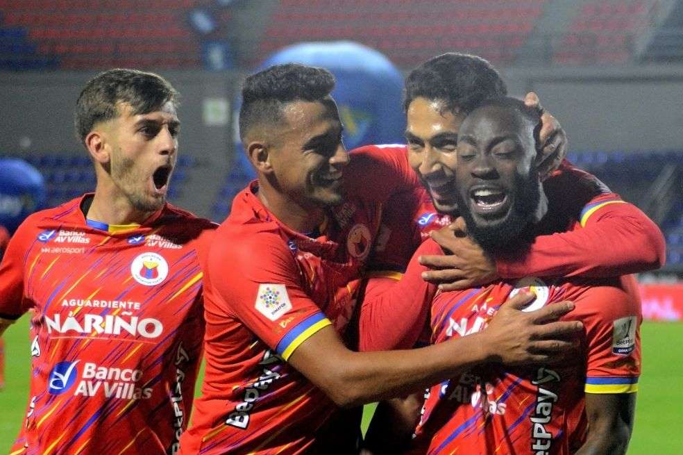 Jugadores del Pasto se abrazan después de un gol. // DIMAYOR