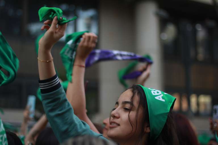 Aunque el aborto voluntario es libre en Colombia hasta la semana 24, según las cifras más recientes, persisten las barreras por parte de algunas EPS para acceder a este derecho.