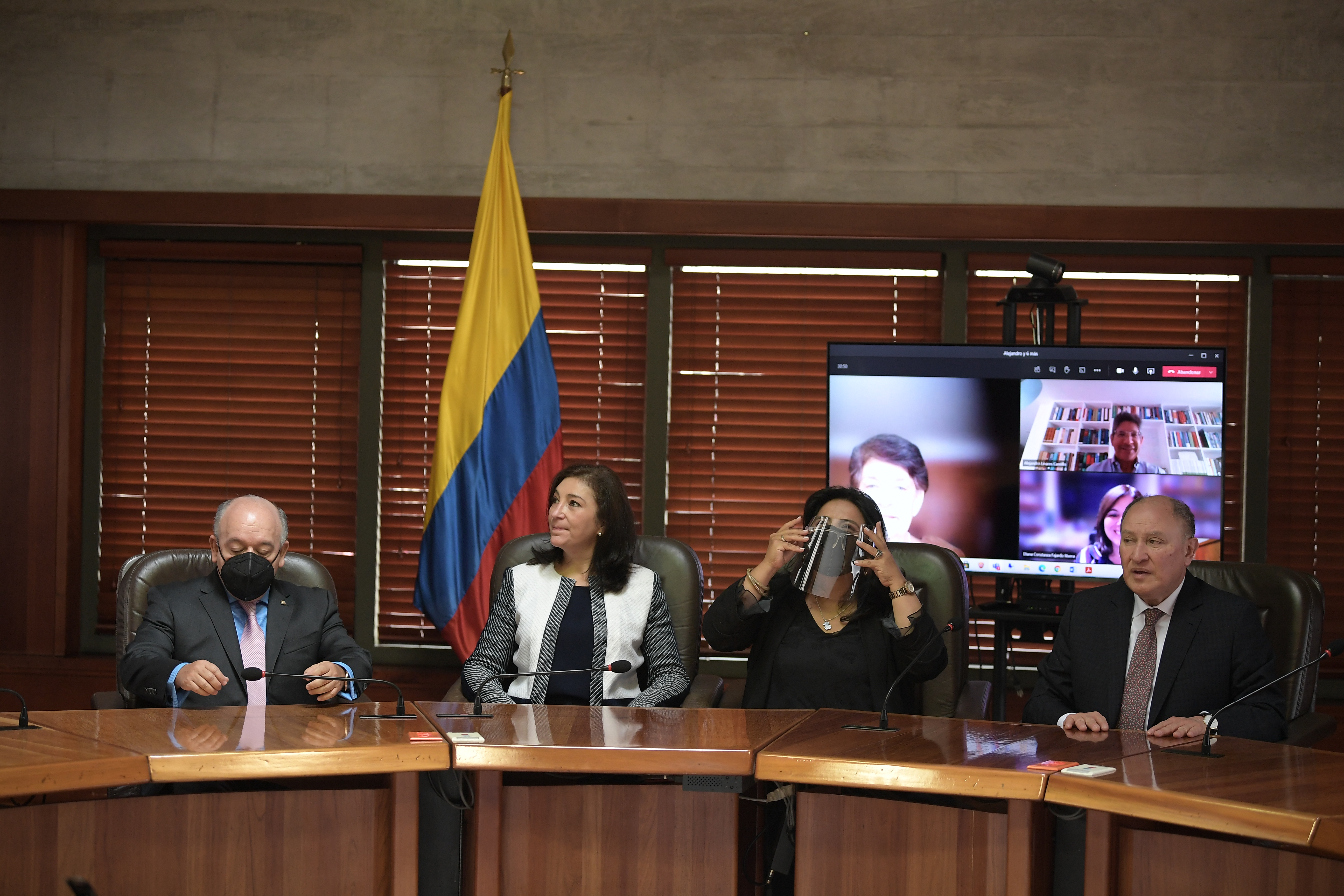 Magistrados de La Corte Constitucional durante sala plena, donde estaban presentes los siguientes magistrados y magistradas: Antonio José Lizarazo, José Fernando Reyes, Alberto Rojas Ríos, Gloria Stella Ortiz, Paola Meneses Mosquera y Jorge Enrique Ibáñez.