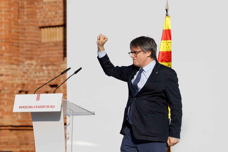 Puigdemont reapareció en Barcelona, desafiando la justicia tras 7 años de exilio