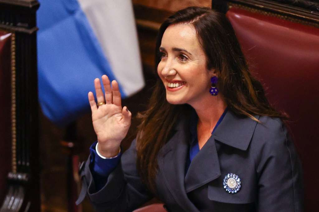 AME3498. BUENOS AIRES (ARGENTINA), 12/06/2024.- La vicepresidente Victoria Villarruel, saluda durante un debate en el senado este miércoles, en Buenos Aires (Argentina). El Senado argentino dio comienzo este miércoles al debate de la Ley Bases y Puntos de Partida para la Libertad de los Argentinos, pieza clave del paquete de reformas del presidente Javier Milei, así como de un paquete fiscal, luego de obtener la aprobación de la Cámara de Diputados el pasado 29 de abril. EFE/ Juan Ignacio Roncoroni