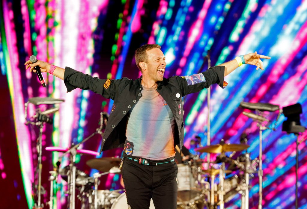 AME7770. BOGOTÁ (COLOMBIA), 16/09/2022.- Chris Martin, vocalista de Coldplay, abre hoy sus brazos durante un concierto de la banda británica en Bogotá (Colombia). Decenas de miles de personas vibraron este viernes con la música de Coldplay en el estadio Nemesio Camacho "El Campín", en el primero de dos conciertos de la banda británica en Bogotá, parte de su gira mundial "Music of the spheres". EFE/ Mauricio Dueñas Castañeda /SOLO USO EDITORIAL /NO VENTAS /NO ARCHIVO