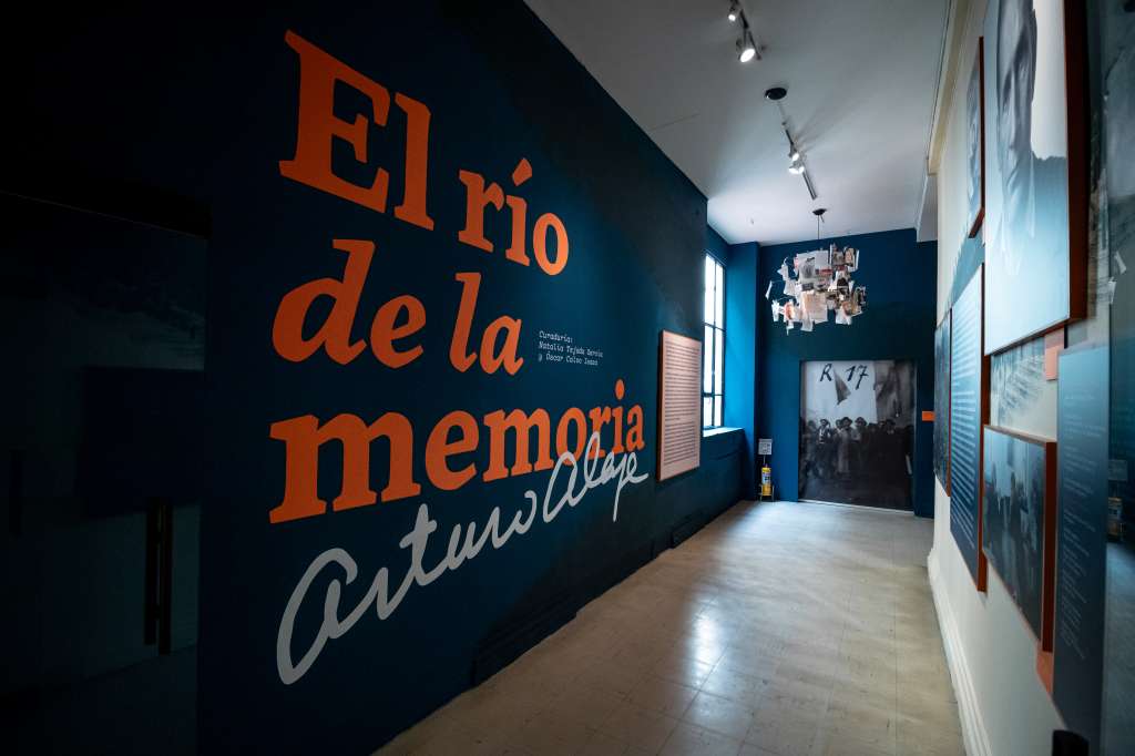 Detalles de la exposición "Arturo Alape. El río de la memoria", con fragmentos de fotografías y textos del autor.