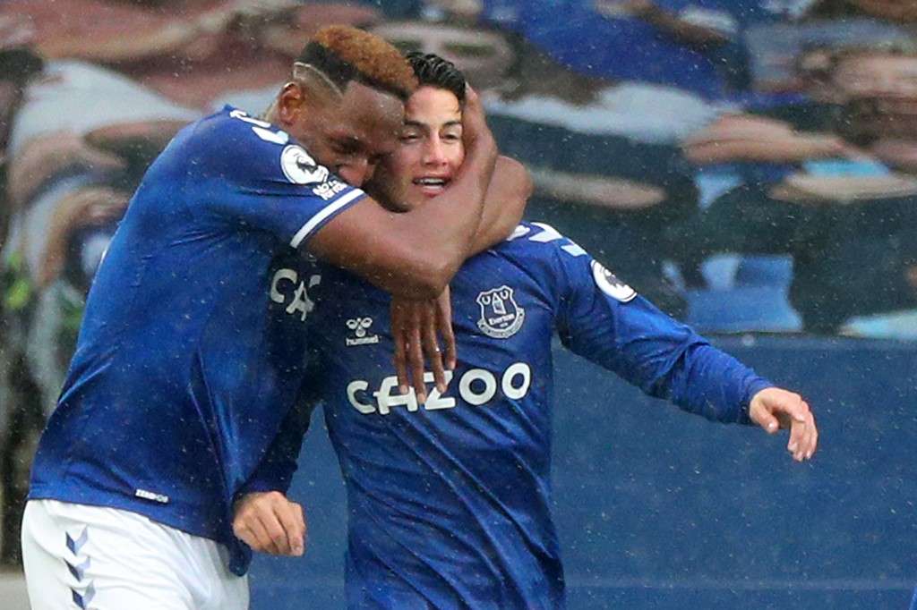 Yerry Mina y James Rodríguez celebran uno de los goles con los que triunfaron este sábado en la Premier.