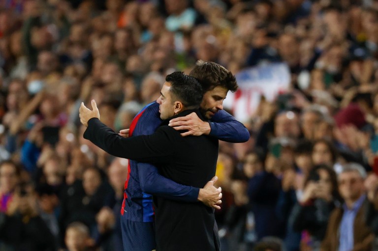 BARCELONA, 05/11/2022.- El defensa del Barcelona Gerad Piqué se abraza con su entrenador, Xavi Hernández (i) al abandonar el terreno de juego, durante el encuentro de la decimotercera jornada de LaLiga entre el FC Barcelona y el UD Almería que disputan este sábado en el Camp Nou, en Barcelona. EFE/Toni Albir