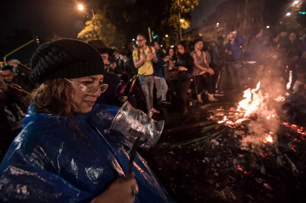 Hasta la madrugada de hoy cientos de manifestantes se pronunciaron con el histórico cacerolazo. / Mauricio Alvarado - El Espectador.