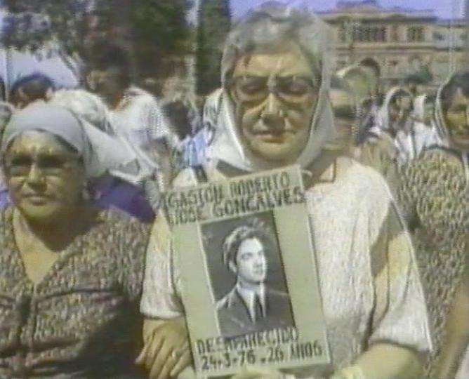 Matilde Pérez, abuela de Manuel, mientras buscaba a su hijo Gastón Gonçalves, secuestrado durante la dictadura argentina.