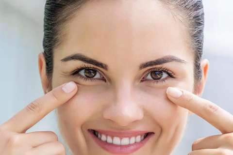 ¿Cómo quitar las bolsas en los ojos de forma natural?