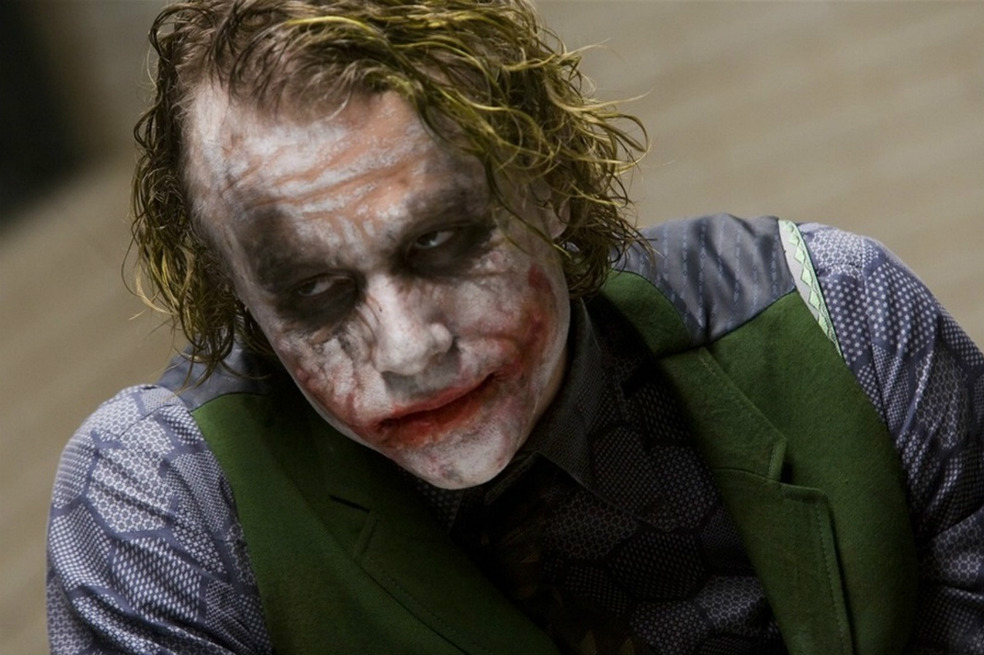 Ledger pasó la mayor parte del tiempo que dedicó a preparar el papel de Joker encerrado en la habitación de un hotel de Londres. / Warner Bros