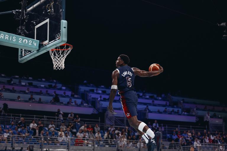 Villeneuve-d'ascq (France), 03/08/2024.- Anthony Edwards of USA in action during the Men Basketball Group C match between Puerto Rico and USA in the Paris 2024 Olympic Games, at the Pierre Mauroy Stadium in Villeneuve-d'Ascq, France, 03 August 2024. (Baloncesto, Francia) EFE/EPA/ALEX PLAVEVSKI