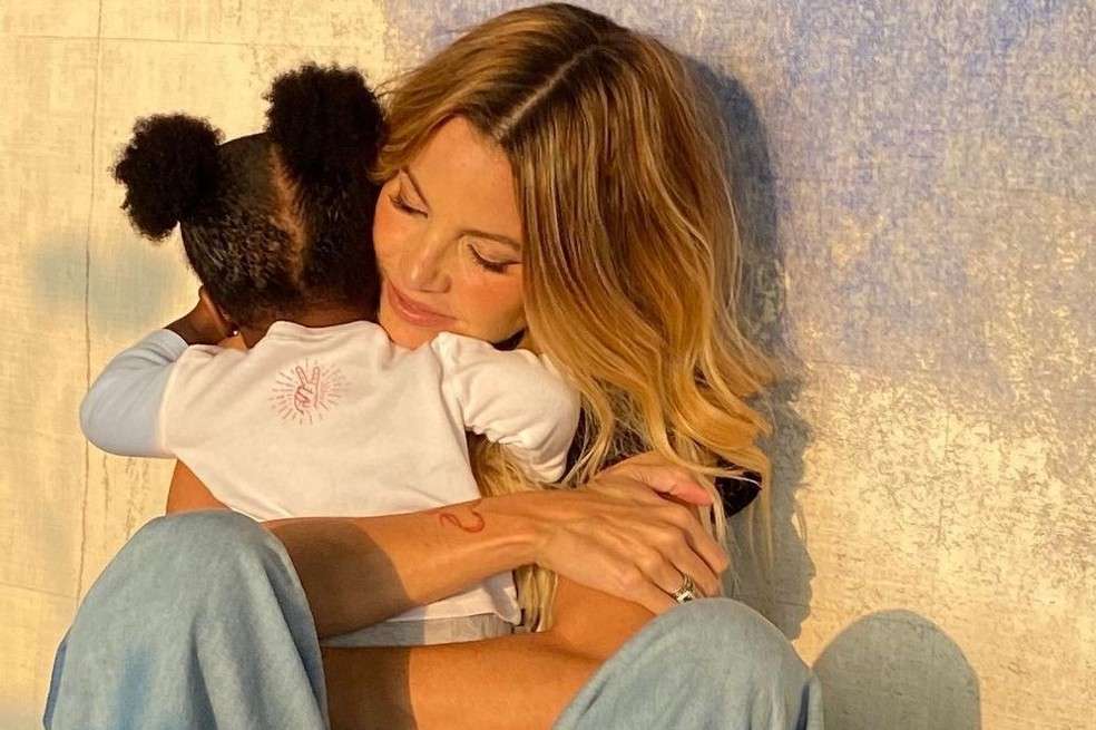 La niña tenía tres meses cuando Johana Bahamón la adoptó porque su progenitora estaba en la cárcel. Ahora la pequeña tiene cinco años. “Está hermosa”, dicen en redes.