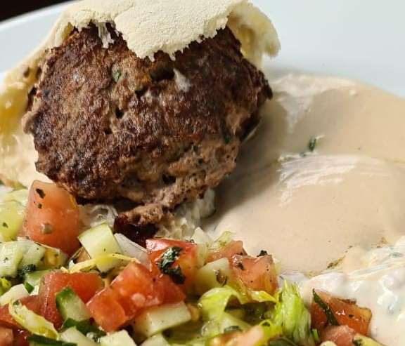 La mezcla de las torticas de carne debe quedar húmeda, semi líquida, para que en la cocción se seque y se vaya recogiendo.