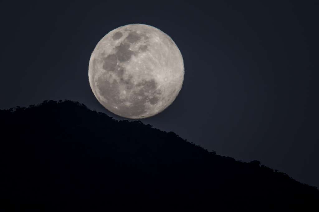 -FOTODELDÍA- AME2082. CARACAS (VENEZUELA), 24/01/2024.- Vista hoy de la luna llena detrás del Parque Nacional Waraira Repano, conocido como Cerro El Ávila, en Caracas (Venezuela). EFE/ MIGUEL GUTIÉRREZ