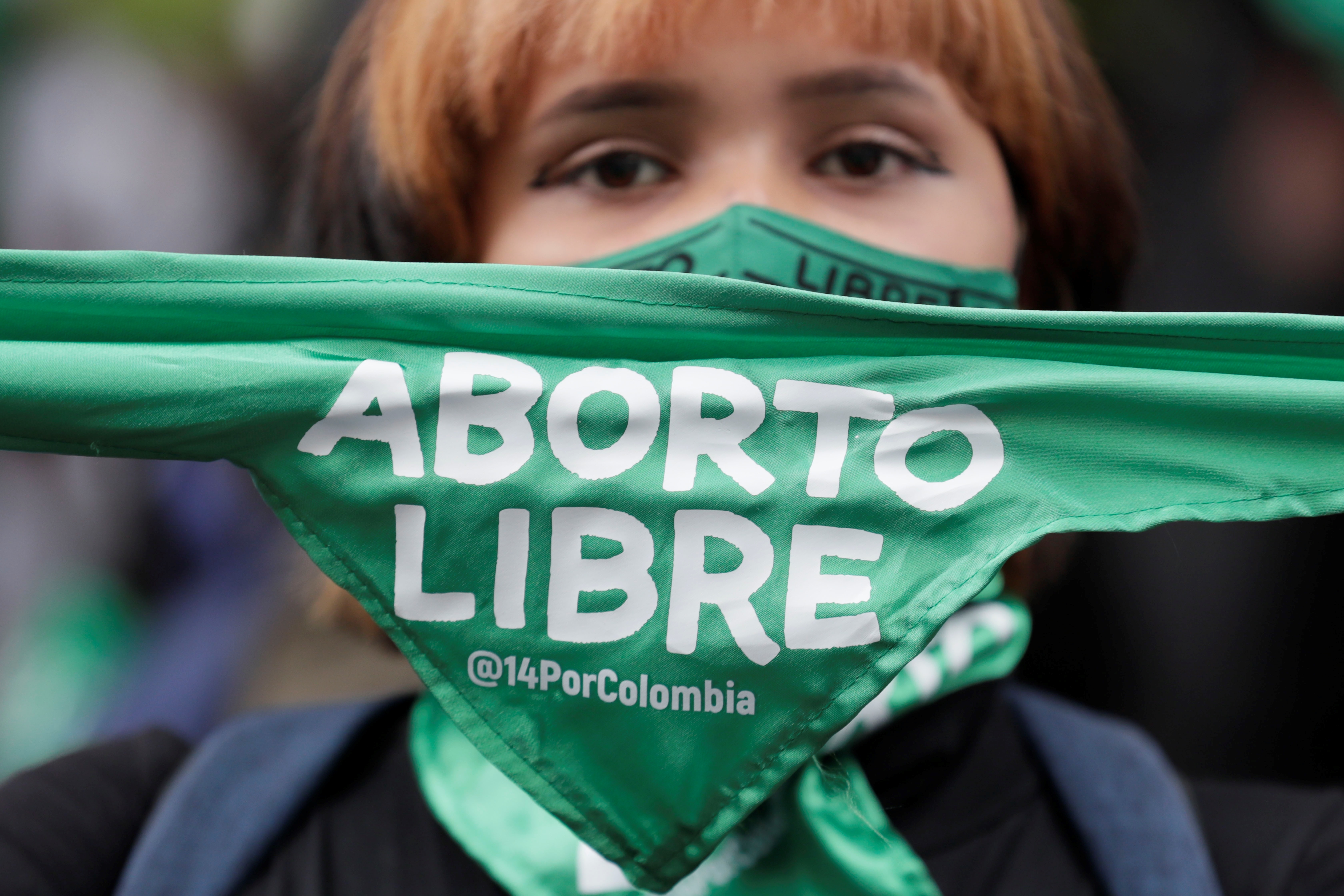 BOG400. BOGOTÁ (COLOMBIA), 28/12/2022.- Fotografía de archivo fechada el 21 de febrero de 2022 que muestra a una mujer que sostiene un pañuelo en el que se lee Aborto Libre durante una manifestación a favor del aborto realizada frente a la sede de la Corte Constitucional en Bogotá (Colombia). Tras años de luchas feministas, a principios de este año la Corte Constitucional de Colombia decidió despenalizar el aborto hasta la semana 24, en una decisión que puso al país de nuevo en la vanguardia latinoamericana, aunque 10 meses después sigue habiendo barreras en el acceso a este derecho. EFE/ Carlos Ortega