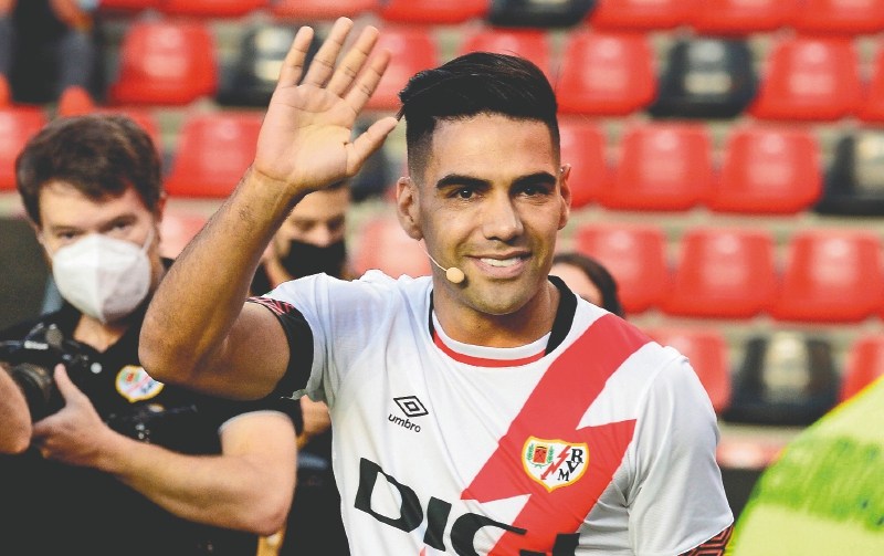 GRAF2208. MADRID, 16/09/2021.- Presentación del colombiano Radamel Falcao como nuevo jugador del Rayo Vallecano, hoy jueves en el estadio de Vallecas. EFE/Víctor Lerena