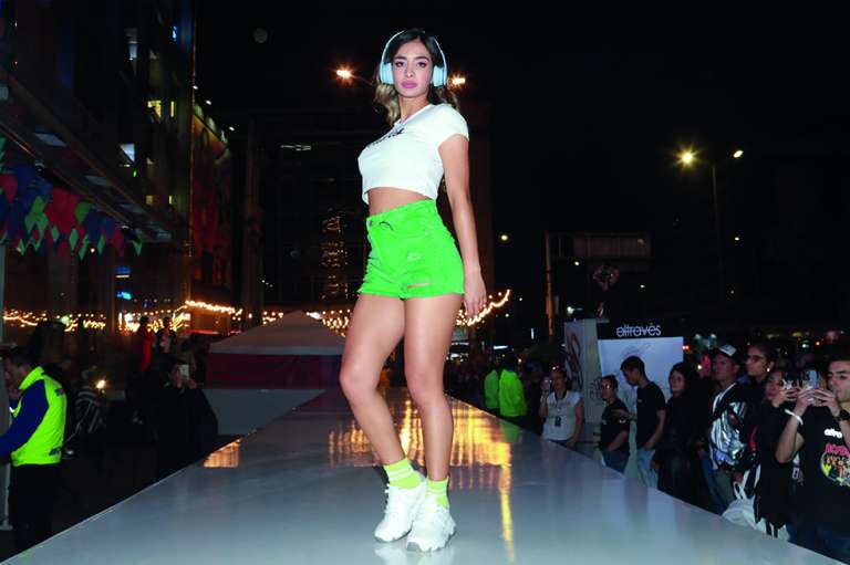 Pasarela NEOS 13