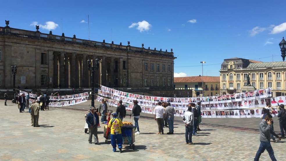 El tendedero que instalaron los jóvenes de Ojo a la Paz con el edificio del Congreso de la República de fondo / Cortesía Ojo a la Paz