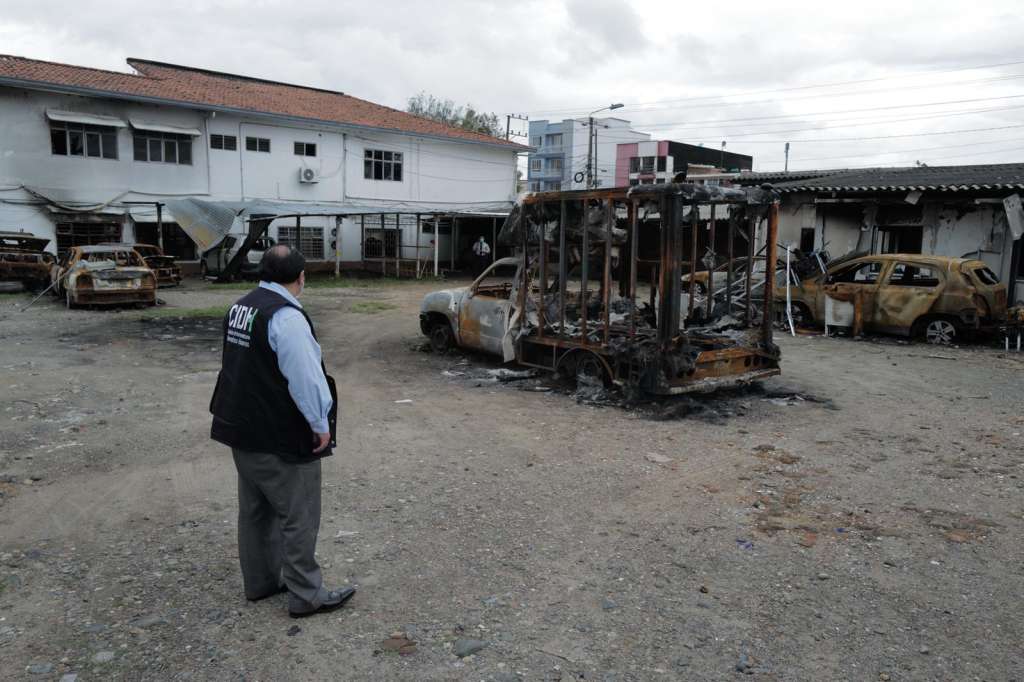 El comisionado Stuardo Ralón visitó las sedes de la Unidad de Reacción Inmediata (URI) y el Instituto de Medicina Legal en Popayán, Cauca, que fueron quemadas el pasado 14 de mayo al margen de las protestas pacíficas.