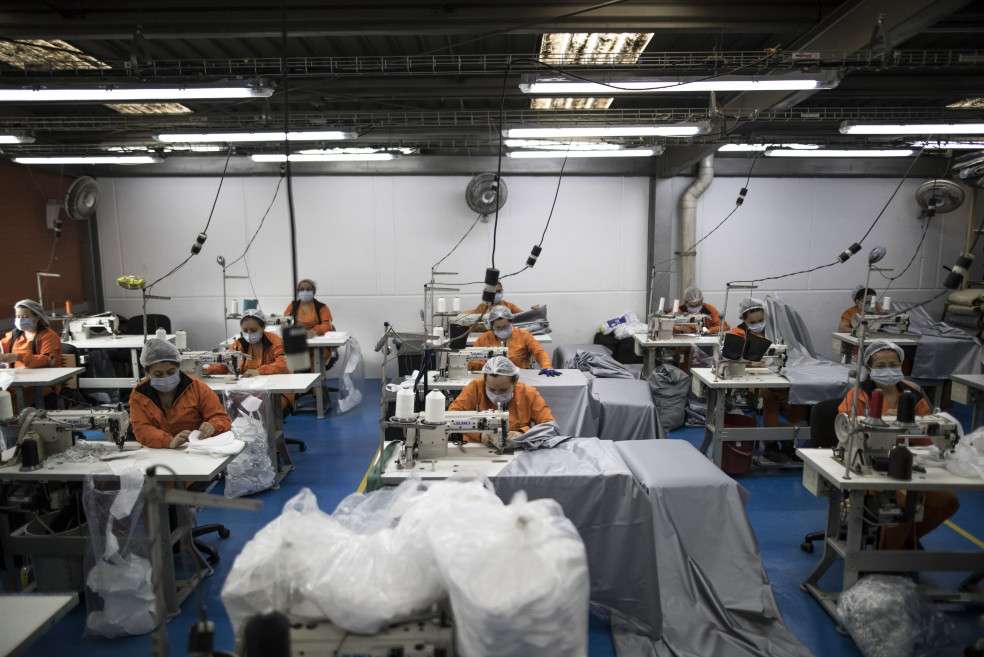 En abril de 2020, la producción manufacturera cayó 35,8% y las ventas del comercio minorista registraron una variación negativa de 42,9%, por la pandemia.