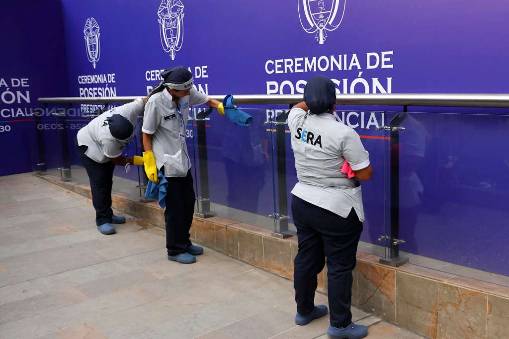 AME6663. CALI (COLOMBIA), 06/08/2026.- Personas trabajan en los últimos detalles previo a la transmisión de mando presidencial, este jueves en la universidad Santiago de Cali, en Cali (Colombia). El presidente electo de Colombia, Abelardo de la Espriella, asumirá este viernes en Cali el cargo para el periodo 2026-2030 en una ceremonia atípica que se celebrará por primera vez fuera de Bogotá y a la que asistirán el rey Felipe VI de España y al menos ocho presidentes latinoamericanos. EFE/ Mauricio Dueñas Castañeda