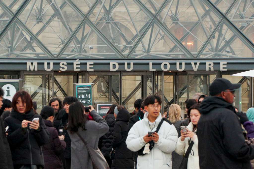 PARÍS, 15/12/2025.- El Louvre no abrió sus puestas esta mañana en una jornada de huelga convocada por los sindicatos de los trabajadores, que se encuentran reunidos en una asamblea general para decidir qué acciones adoptar en su protesta por las condiciones laborales y la falta de recursos del museo. EFE/ Edgar Sapiña Manchado